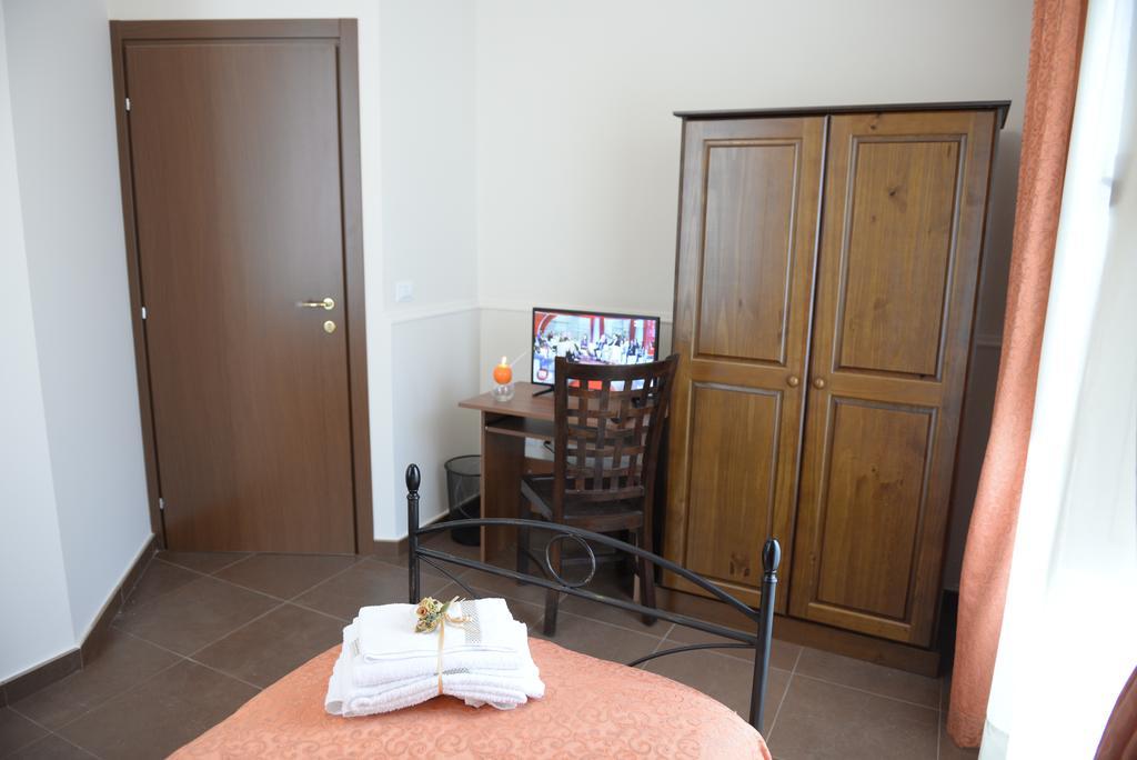 B&B San Leonardo Mascali Bagian luar foto