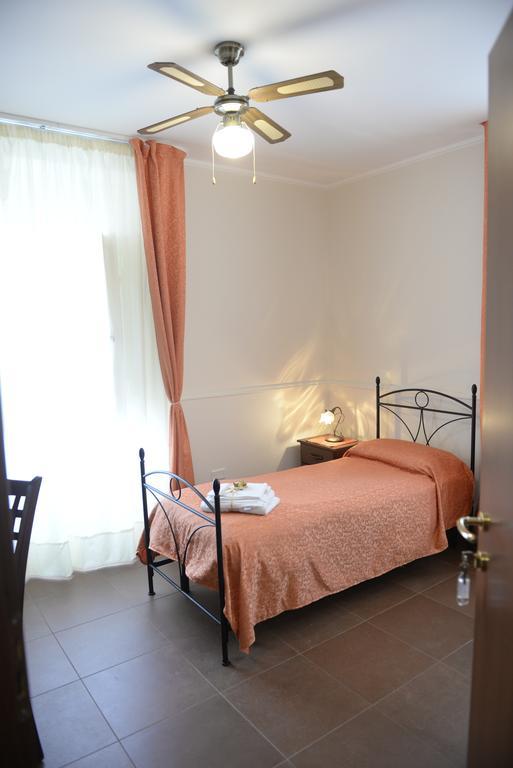 B&B San Leonardo Mascali Bagian luar foto